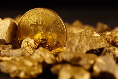 Altın Bitcoin sikke ve höyüğün altın. Bitcoin cryptocurrency. İş kavramı.
