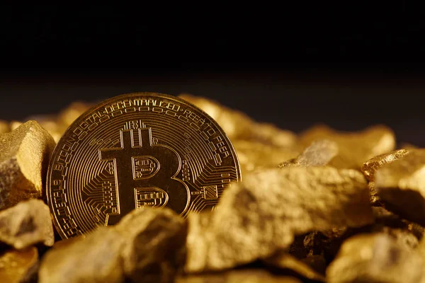 Moneda Bitcoin Oro Montículo Oro Bitcoin Criptomoneda Concepto Empresarial —  Fotos de Stock