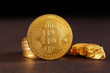 Altın Bitcoin sikke ve höyüğün altın. Bitcoin cryptocurrency. İş kavramı.