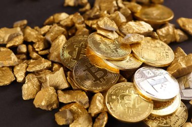 Altın Bitcoin sikke ve höyüğün altın. Bitcoin cryptocurrency. İş kavramı.