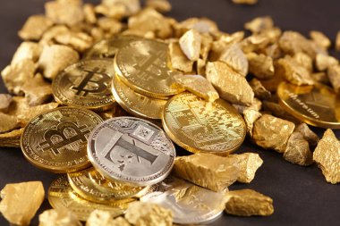 Altın Bitcoin sikke ve höyüğün altın. Bitcoin cryptocurrency. İş kavramı.