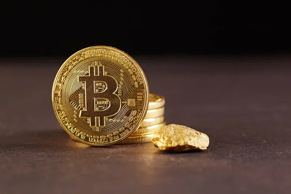 Moneda Bitcoin Oro Montículo Oro Bitcoin Criptomoneda Concepto Empresarial —  Fotos de Stock