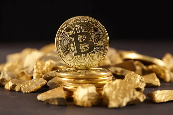 Moneda Bitcoin Oro Montículo Oro Bitcoin Criptomoneda Concepto Empresarial —  Fotos de Stock