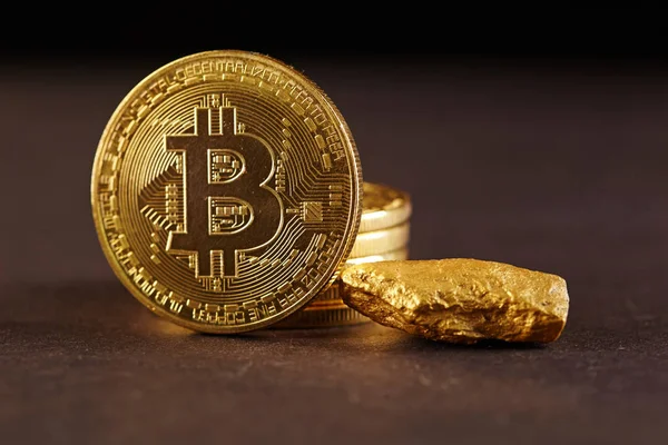 Moneda Bitcoin Oro Montículo Oro Bitcoin Criptomoneda Concepto Empresarial —  Fotos de Stock