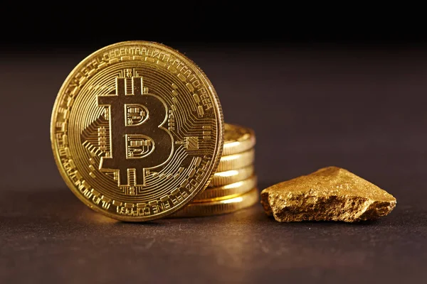 Moneda Bitcoin Oro Montículo Oro Bitcoin Criptomoneda Concepto Empresarial —  Fotos de Stock