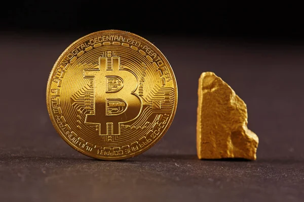 Moneda Bitcoin Oro Montículo Oro Bitcoin Criptomoneda Concepto Empresarial —  Fotos de Stock