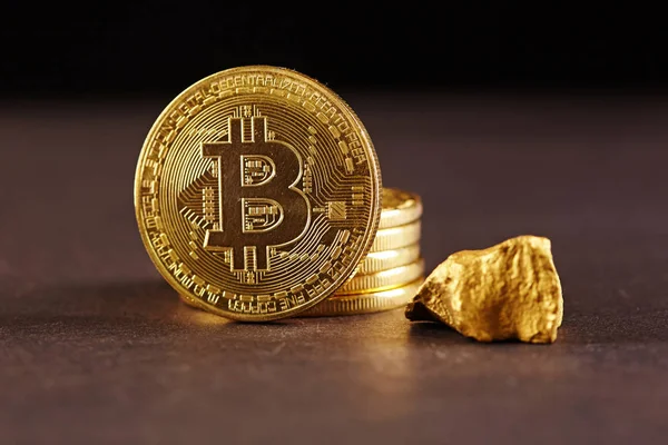 Moeda Bitcoin Dourada Monte Ouro Criptomoeda Bitcoin Conceito Negócio Imagens Royalty-Free