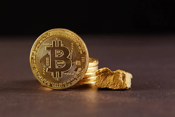 Moeda Bitcoin Dourada Monte Ouro Criptomoeda Bitcoin Conceito Negócio Imagem De Stock