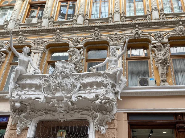 Odessa, Ukrayna 'daki en güzel ve ünlü yerlerden biri. Odessa 'nın merkezindeki Deribasivska Caddesi' ndeki pasaj oteli..
