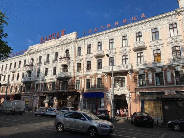 Salah satu tempat paling indah dan terkenal di Odessa, Ukraina. Hotel Passage di Deribasivska Street di pusat kota Odessa. — Stok Foto