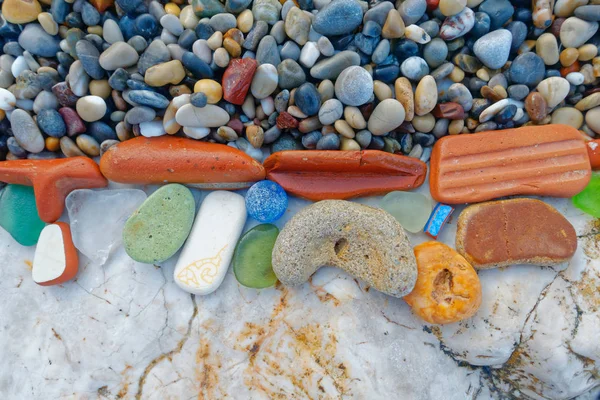 Καλοκαιρινό Φόντο Πολύχρωμο Παραμένει Γυαλισμένο Δίπλα Στη Θάλασσα Στην Παραλία — Φωτογραφία Αρχείου