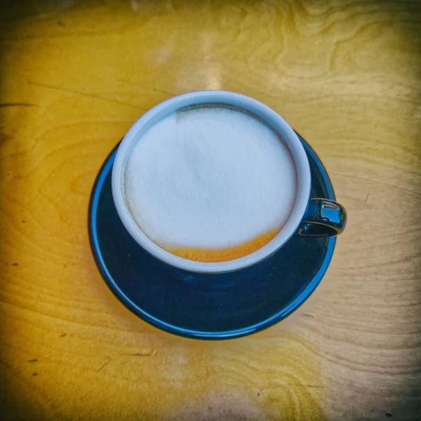 Kubek Gorącej Kawy Cappuccino Podłoże Drewniane Filtrowane Silne Winietowanie — Zdjęcie stockowe