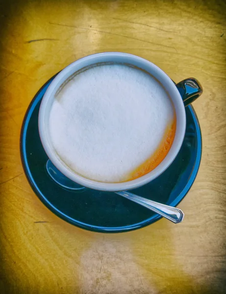 Cangkir Kopi Cappuccino Panas Hitam Dengan Latar Belakang Kayu Disaring — Stok Foto