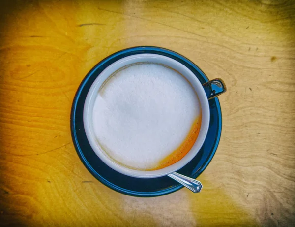 Heiße Cappuccino Kaffee Schwarze Tasse Auf Holzhintergrund Gefiltert Und Starke — Stockfoto