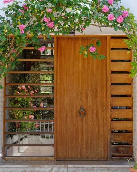 Atina Yunanistan Çağdaş Kapı Ile Gül Çiçek — Stok fotoğraf