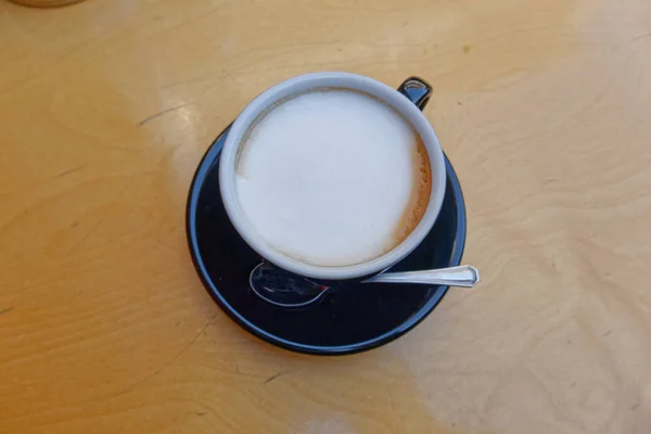 Café Cappuccino Chaud Tasse Noire Sur Fond Bois — Photo