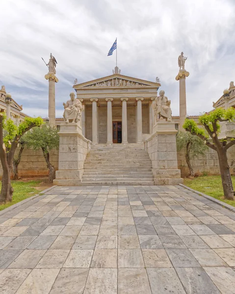 Αθήνα Ελλάδα Τον Πλάτωνα Και Τον Σωκράτη Αγάλματα Μπροστά Από — Φωτογραφία Αρχείου