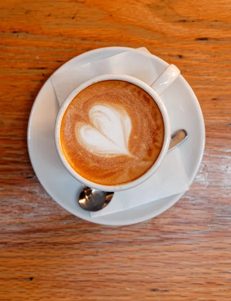 Kopi Cappuccino Panas Dengan Buih Berbentuk Hati — Stok Foto