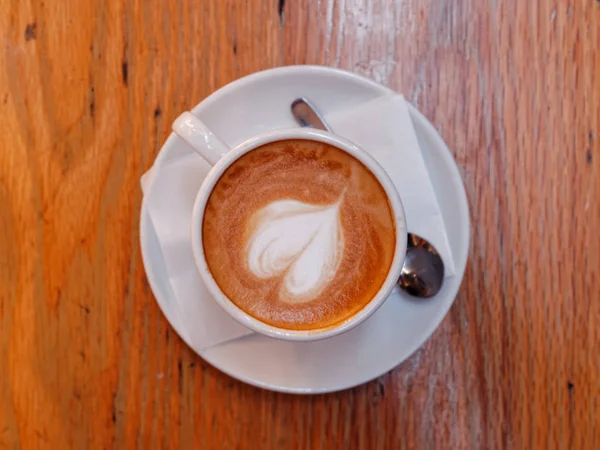 Kopi Cappuccino Panas Dengan Buih Berbentuk Hati — Stok Foto