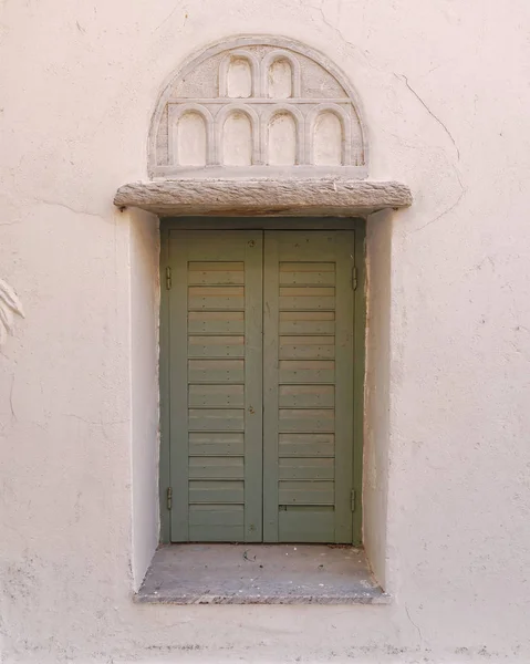 Bir Akdeniz Adası Penceresinde Dekore Edilmiş — Stok fotoğraf