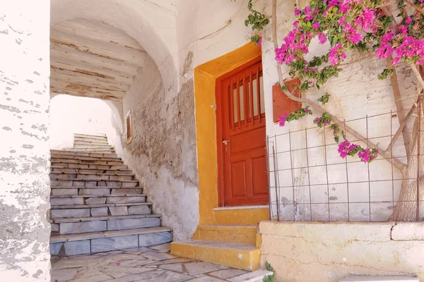 在地中海岛上风景如画小巷 九重葛花 — 图库照片