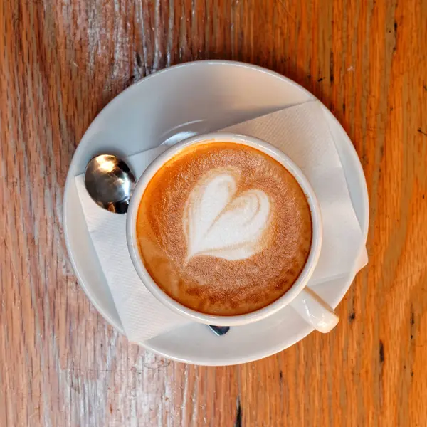 Kopi Cappuccino Panas Dengan Buih Berbentuk Hati Pemandangan Atas — Stok Foto