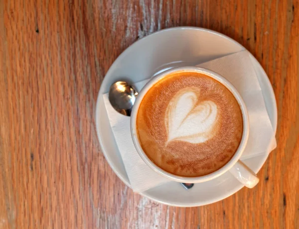 Kopi Cappuccino Panas Dengan Buih Berbentuk Hati Pemandangan Atas — Stok Foto