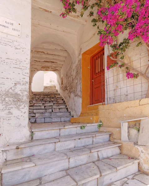 在地中海岛上风景如画小巷 九重葛花 — 图库照片