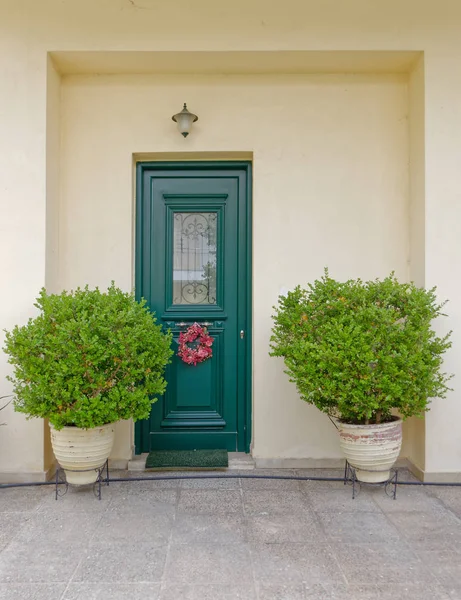 Афины Греция Уютный Вход Дом Зеленой Дверью Растениями — стоковое фото