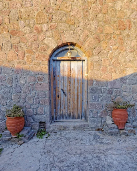 Grecia Porta Della Vecchia Casa Vasi Fiori Tra Luce Ombra — Foto Stock