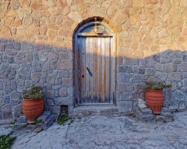 Griechenland Alte Haustür Und Blumentöpfe Zwischen Licht Und Schatten — Stockfoto