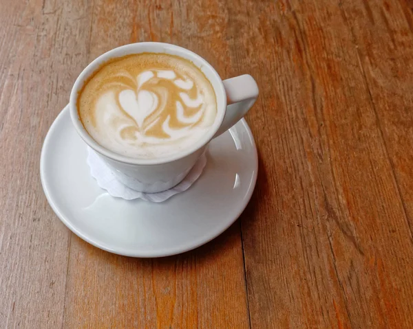 Cangkir Caffe Latte Panas Pada Latar Belakang Kayu Cokelat — Stok Foto