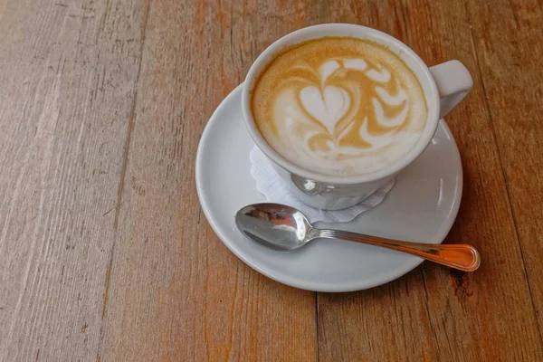 Heta Caffe Latte Kopp Med Sked Brun Trä Bakgrund — Stockfoto