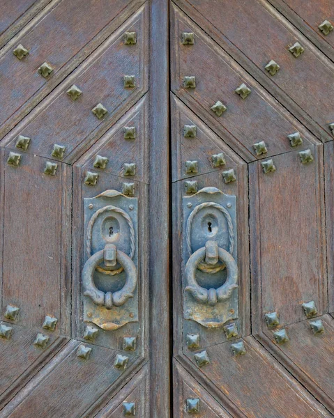 古い木製のドアをクローズ アップ — ストック写真