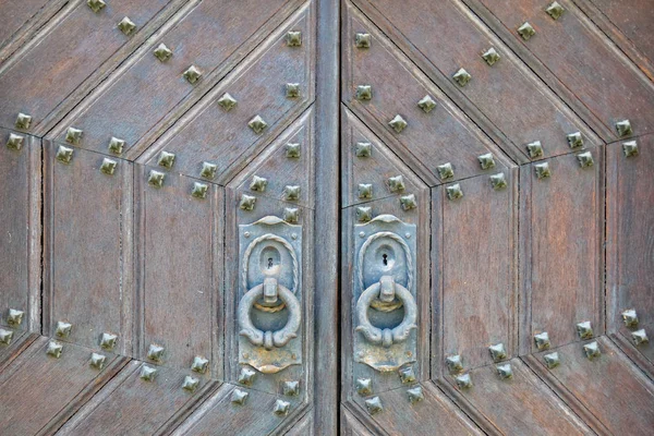 Старая Дверь Массива Дерева — стоковое фото