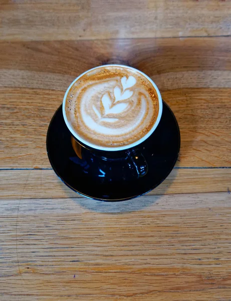 Delicioso Arte Café Capuchino Taza Negra Sobre Fondo Madera — Foto de Stock