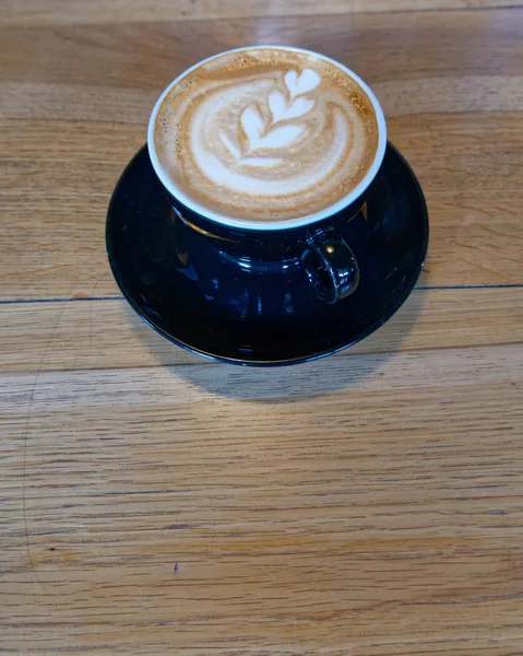Kopi Cappuccino Seni Yang Lezat Dalam Cangkir Hitam Latar Belakang — Stok Foto