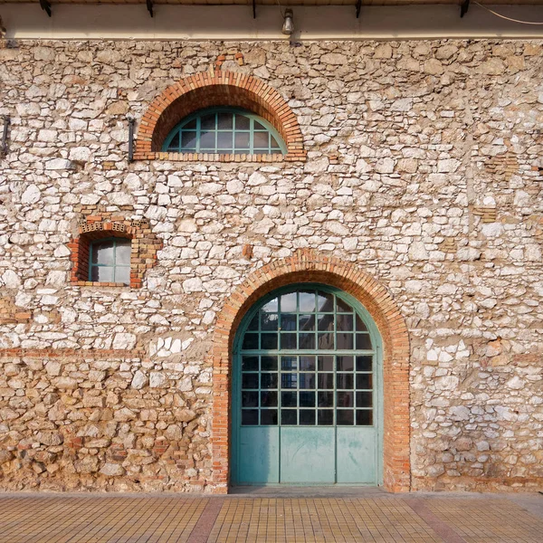 Entrada Edifício Industrial Vintage Com Luz Verde Porta Arqueada — Fotografia de Stock