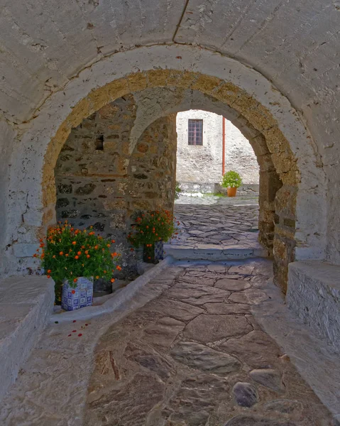 希腊岛屿上风景秀丽的拱形小巷 — 图库照片