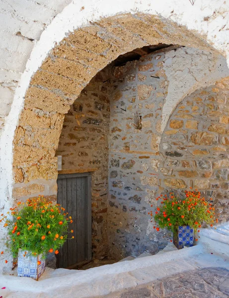 Kapı Çiçek Kaplar Bir Vintage Kemer Altında — Stok fotoğraf