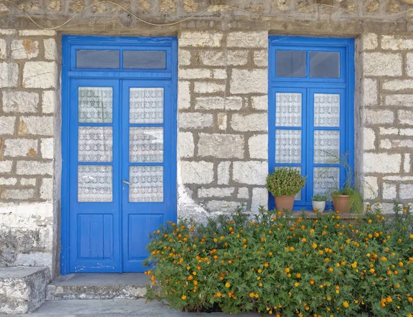 Griechenland Ringelblumen Vor Blauer Tür Und Fenster Steinmauer Hausfassade — Stockfoto