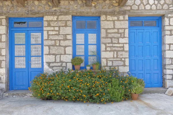 Grécia Flores Calêndula Frente Portas Azuis Janela Parede Pedra Fachada — Fotografia de Stock