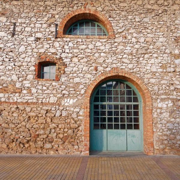 复古工业建筑入口 带浅绿色拱形门 — 图库照片