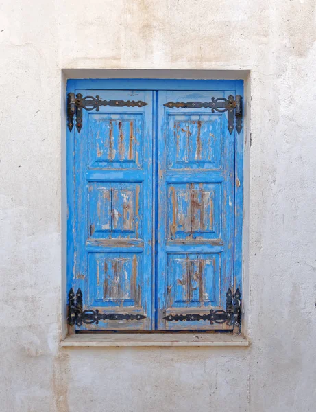 Греческий Остров Старое Выветрившееся Голубое Окно Белой Стене — стоковое фото