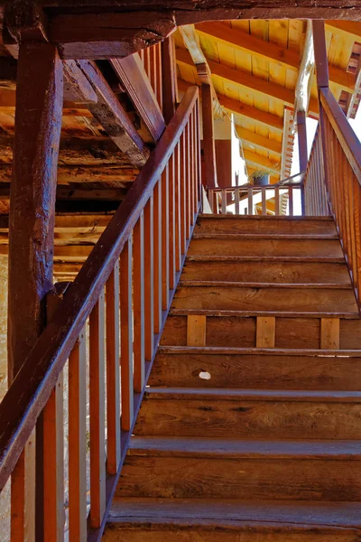 Basit Vintage Ahşap Merdiven Çıkma — Stok fotoğraf