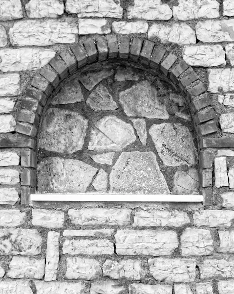 Gewölbter Rahmen Auf Steinmauer Schwarz Und Weiß — Stockfoto