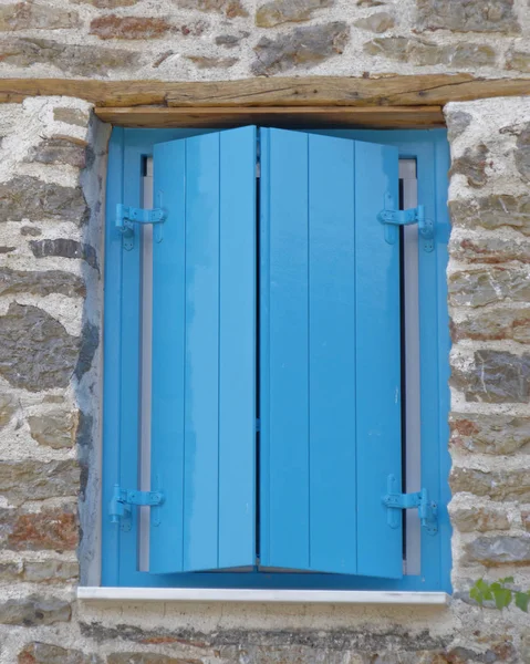 Lebendige Blaue Fensterläden Fenster Auf Steinmauer — Stockfoto