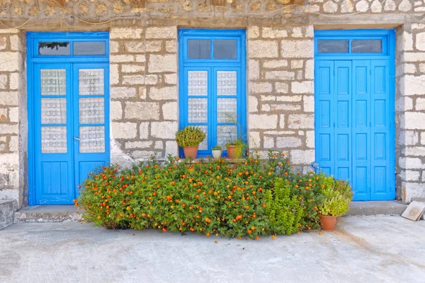 Grecia Fiori Calendula Davanti Porte Finestre Blu Facciata Della Casa — Foto Stock