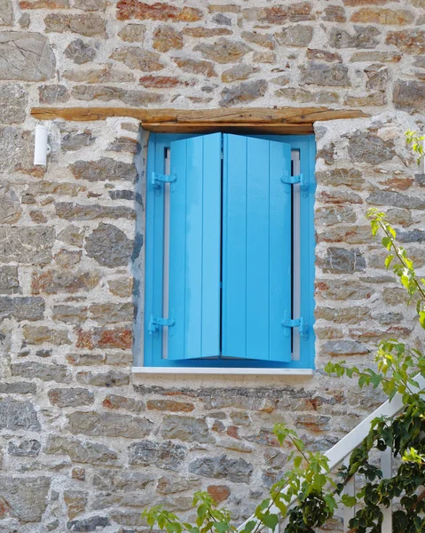 Lebendige Blaue Fensterläden Fenster Auf Steinmauer — Stockfoto