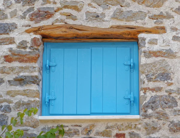 Ventana Persianas Azules Vibrantes Pared Piedra — Foto de Stock